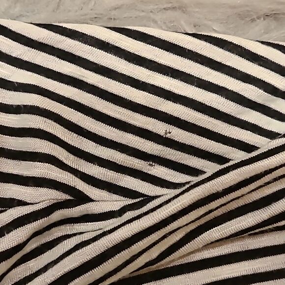 Billabong white and black stripped oversized tshirt with drapped back size small - Picture 4 of 8